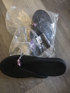 Roots Black Flip Flop Sandals with Purple Size Tag
